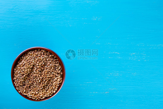 营养从上方看健康天然食物的概念蓝皮棕色碗鲜热的原始小麦CleanBrownClayBrown粮食生的图片