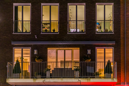 平台城市景观美丽的公寓阳台装饰着植物夜间点亮窗户现代荷兰制建筑a日光灯视窗图片
