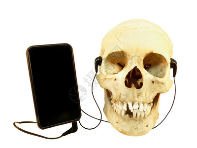屏幕舍内维尔轨道人体头骨在移动设备上监听音乐用白色背景孤立的耳机图片