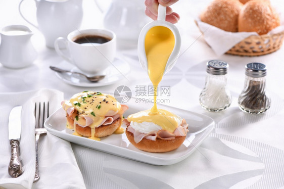 营养早餐鸡蛋本尼迪克特油炸的英国面包火腿偷鸡蛋水来自肉汁船的荷兰奶油酱开胃早午餐图片
