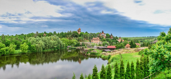 复杂的乌克兰布基村风景公园和娱乐综合建筑乌克兰布基村风景公园和乌克兰布基村风景公园在阴云多的夏季日正统天图片