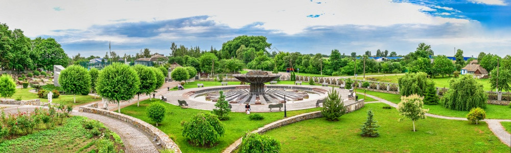 草夏天乌克兰布基村风景公园和娱乐综合建筑乌克兰布基村风景公园和乌克兰布基村风景公园在阴云多的夏季日图片