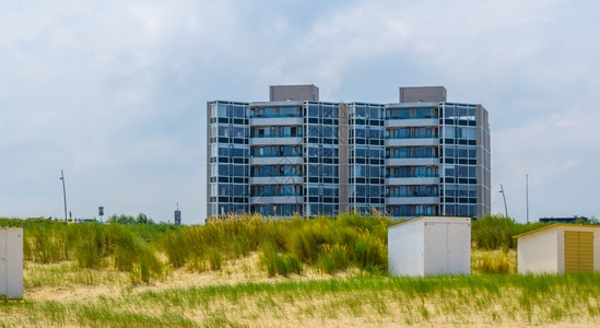 建筑学季节住宅具有公寓建筑群背景的布列斯肯沙丘现代建筑质上现代建筑荷兰泽图片