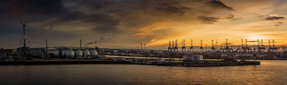 航海的汉堡苏德勒贝港的全景日落时与科尔布兰德桥船汉萨同盟图片