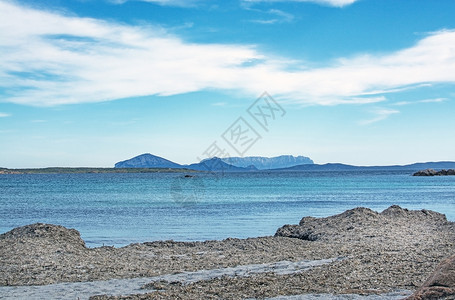 美丽的旅行夏天3月意大利撒丁岛科斯塔梅拉达海滩上的绿水和有趣花岗岩石形状意大利撒丁岛科斯塔梅拉达冬季海滩上的草图片