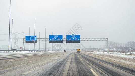 下雪的在阿姆斯特丹附近的A1高速公路上驾驶在荷兰暴风雪中景优美图片