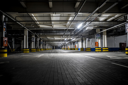 夜晚行业地下照明停车场无人和被剥光了的部件结构体图片