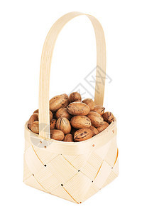 榆树木制篮子中的核桃以白色背景孤立于木制篮子中的PecanNuts吃坚果图片