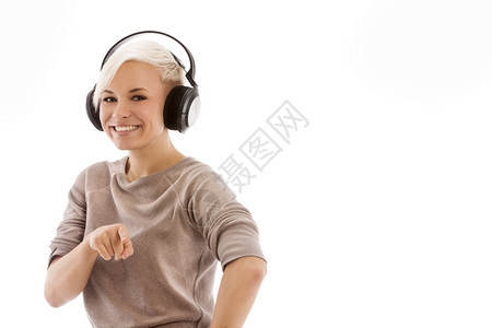 看音乐照片中笑着的caucasian女人带着耳机快乐的图片