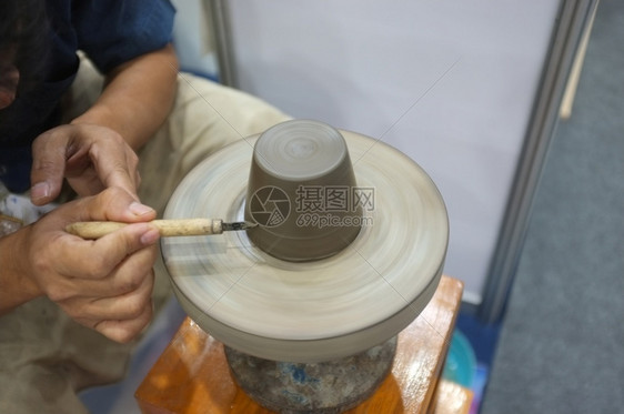 将粘土碗扔在陶瓷树皮轮上的人陶瓷工讲习班基于技能的陶瓷制品黏土图片