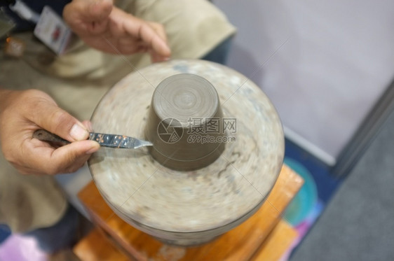 湿的将粘土碗扔在陶瓷树皮轮上的人陶瓷工讲习班手工制作的车轮图片