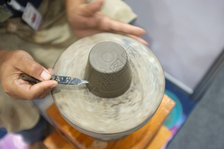 将粘土碗扔在陶瓷树皮轮上的人陶瓷工讲习班收入基于技能的手工制作图片