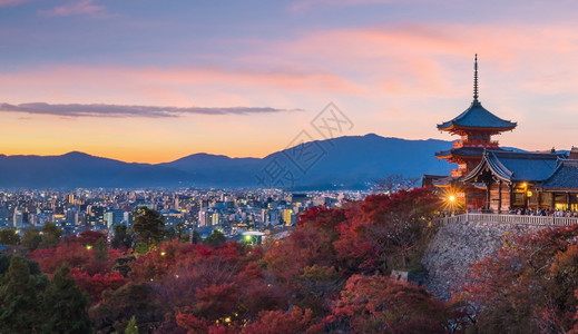 天空日落时本京都清水寺秋季宗教风景图片