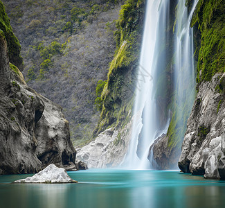 冒险波托西纳墨哥瓦斯特卡波托西那坦帕翁河塔穆尔瀑布的近视级联图片