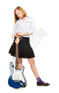 新鲜严肃的吉他手年轻女孩玩吉他孤立在白色上图片