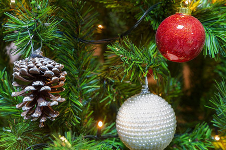 装饰风格金子帕利卡拉斯紧贴在圣诞树上挂着装饰球和松果子的圣诞树上图片
