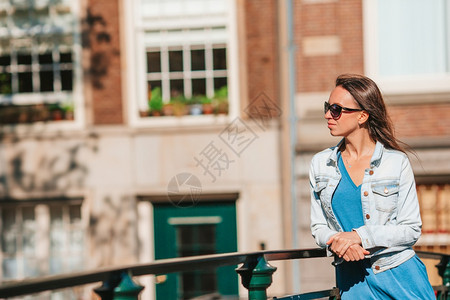 吸引人的搜索阿姆斯特丹欧洲度假的年轻女在桥上快乐的年轻女欧洲城市幸福的年轻女图片