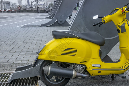复古风格荷兰渡口码头到阿姆斯特丹中央黄色摩托车一辆大型铁支援车和一辆的黄色脚踏车城市的时尚图片
