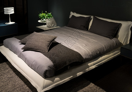 双倍的装饰风格时尚黑暗灰色双床在最小化者室卧图片