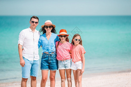 在沙滩上快乐度假的家庭图片