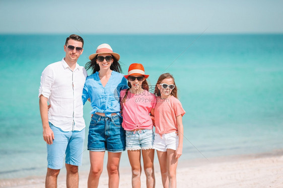 在沙滩上快乐度假的家庭图片