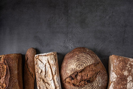 棕色的木桌背景上各种阿蒂桑新鲜的甜菜面包白色的黑麦图片