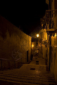 晚上优质的公园夜里在斯本的Alfama老古的阶梯穿过旧区图片