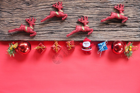 冬天有创造力的收藏驯鹿和圣诞节装饰概念驯鹿和圣诞装饰Top视图并有供设计使用的复制空间图片