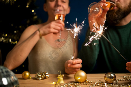周末白色的幸福情侣拿着火花和香槟杯新年派对假期图片