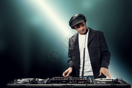 耳机技术DJ在办派对晚上图片