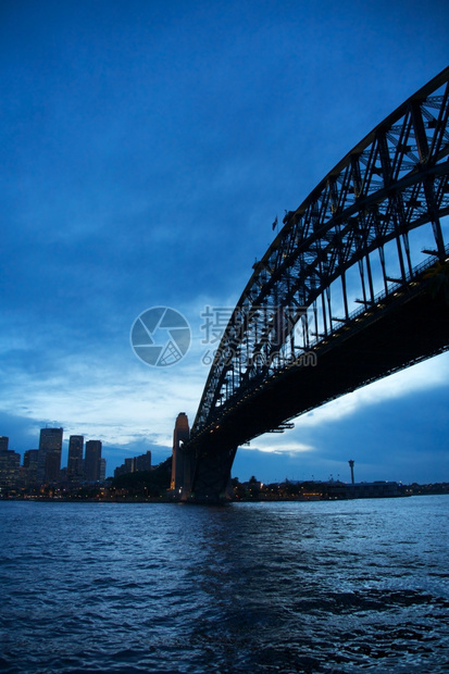 悉尼海港大桥在晚上摩天楼歌剧航程图片