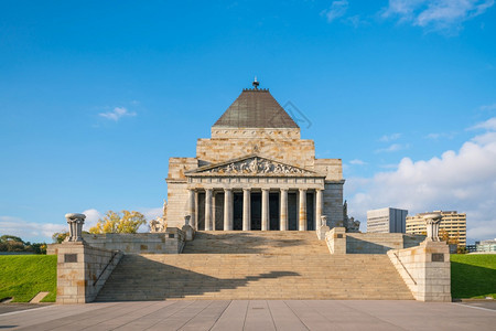 纪念在澳大利亚墨尔本举行的第一次世界大战二纪念馆的仪式天游客夏图片