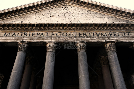 支柱古老的意大利罗马潘席恩Pantheon外观照片以低角度宽透镜拍摄题词图片