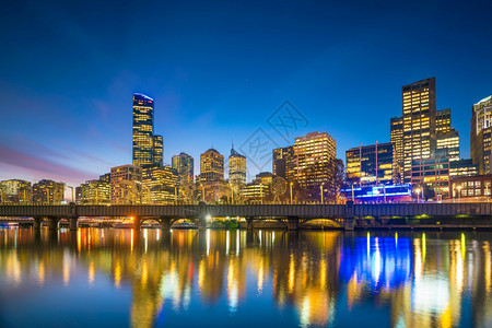 澳大利亚黄昏时墨尔本市天际线亚拉塔街道图片