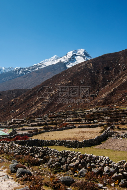 喜马拉雅山地貌雪高峰和Sherpa村户外旅行高地图片