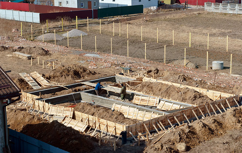 石工新鲜的私人住宅水泥地基在建房屋的地基新拌混凝土地基在建房屋的地基新拌混凝土地基私人住宅的水泥地基俄罗斯图片