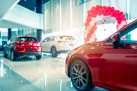 电的新陈列室红色和白豪华SUV车停在现代展厅出售SUV车装有体育设计在展厅的Corona汽车经销商Corona对汽车工业概念的影图片