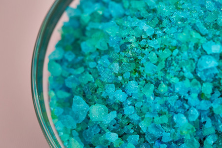 棕色的岩石粗糙玻璃碗中蓝海盐近视粉红背景无人保健程序概念矿藏卫生产品玻璃碗中的蓝海盐观光服务图片
