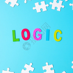 知识分子木头LOGIC文本有蓝色背景的白拼图片逻辑思维难题解决方案理战略世界逻辑日和教育的概念商业图片