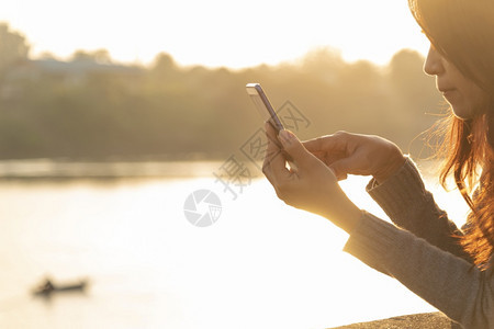 男人女握着手机在户外露天冲网上技术的生活方式使用智能手机小便器将女手紧贴上短信重点是空白智能电话屏幕上的空智能电话屏幕工作保持图片