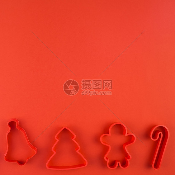 形式躺着或者新年圣诞公寓的节构成设置在红纸背景上印有空间模板拟贺卡文本设计图的红纸版面上20年Xmas假日饼干剪切机图片