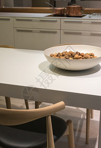家桌边和木制主席上清洁表面和碗菜的最小动物厨房明亮的核桃图片
