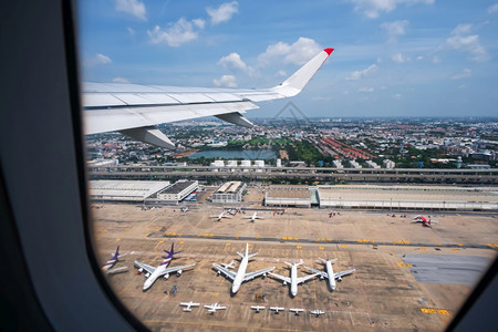 旅行车辆从国际机场起飞从窗口观看选择焦点有的泰国图片
