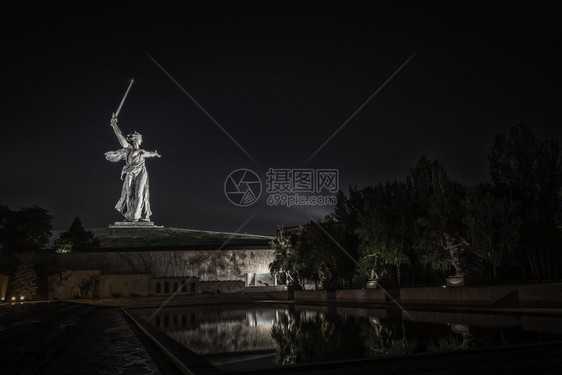 俄语雕塑MamayevKurgan是压倒南俄罗斯伏尔加格勒市的主要高地俯视着俄罗斯南部的大林格勒俄罗斯名字的意思是马米Mamai图片