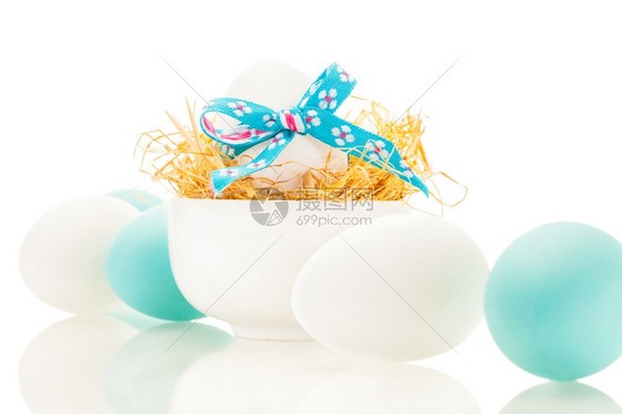 有色庆典团体白孤立背景的彩东方鸡蛋照片图片