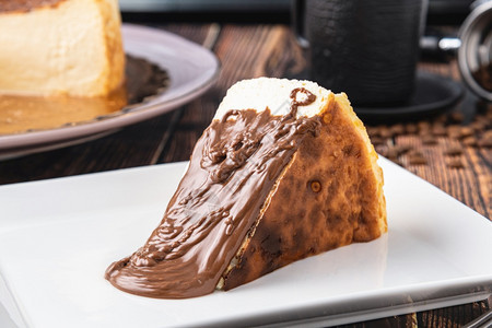 棕色的圣塞巴斯蒂安芝士蛋糕和巧克力甜的质地图片
