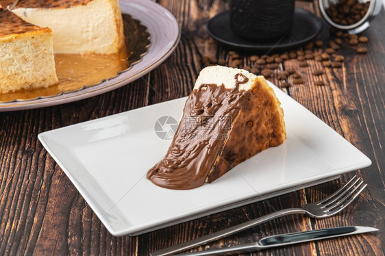 圣塞巴斯蒂安芝士蛋糕和巧克力烘烤的黑色约克图片
