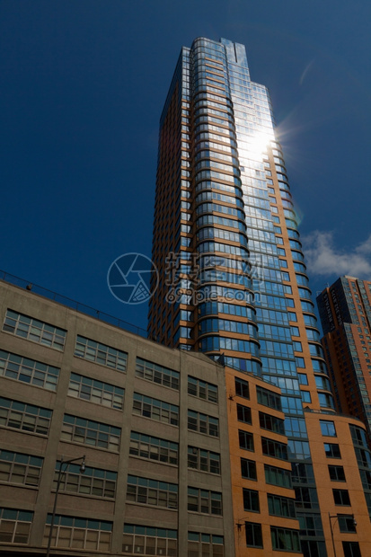纽约市布鲁克林中心的现代建筑楼宇高的学蓝色图片