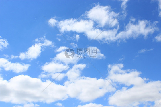 蓝色天空背景的美丽白云在好天气中空描述广阔图片