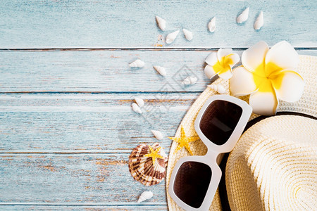 美丽的暑假海滩附件太阳墨镜帽子和木头贝壳等美丽的夏季假日期眼镜甲板图片